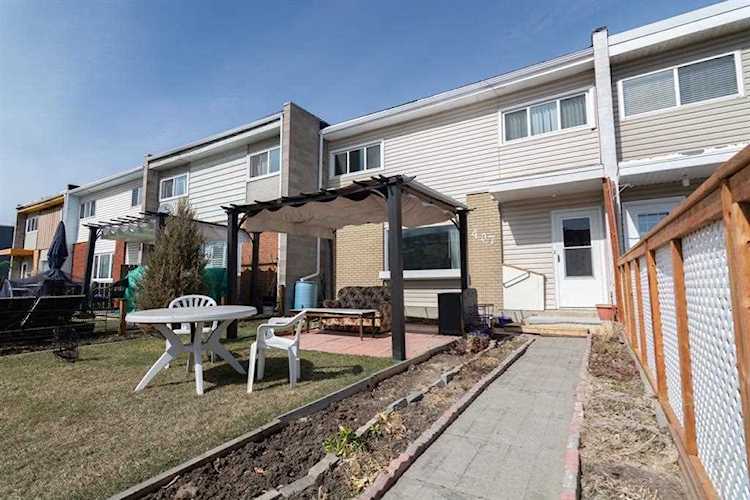407 Goddard Ave NE Calgary, AB T2K 3T8