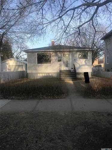 1209 Grafton Ave Moose Jaw, SK S6H 3S9