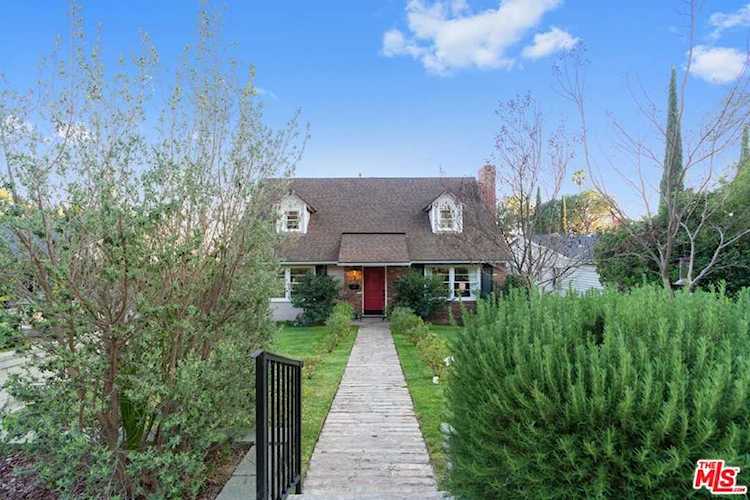1102 E Altadena Drive Altadena, CA 91001