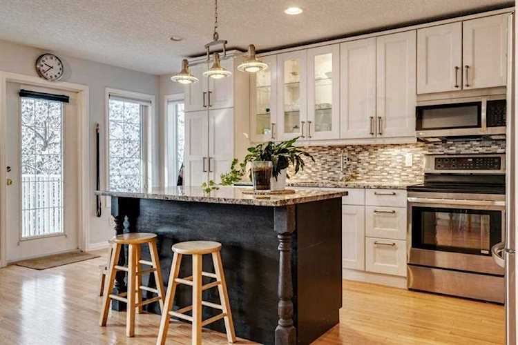 24 34 Ave SW #1 Calgary, AB T2S 2Z2