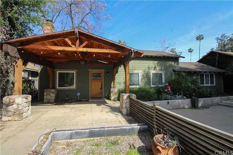 1562 N Los Robles Pasadena, CA 91104