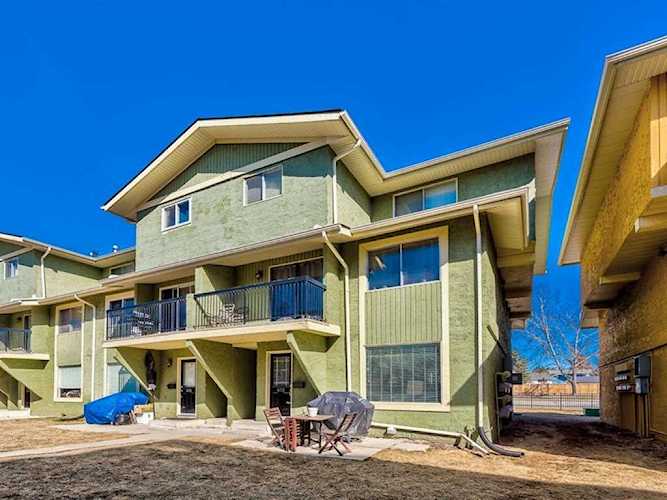 2200 Woodview Dr SW #408 Calgary, AB T2W 3N6