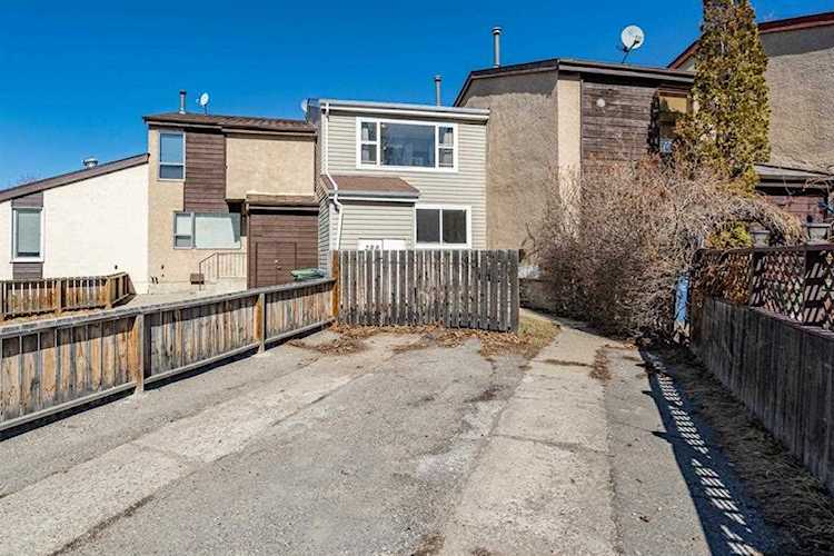 288 Pensville Close SE Calgary, AB T2A 5N3