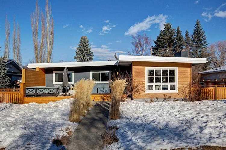 12 Meadowlark Crescent SW Calgary, AB T2V 1Z1
