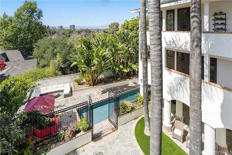 15257 Encanto Drive Sherman Oaks, CA 91403