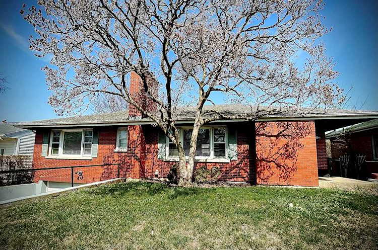 106 Burlington Ave Clarendon Hills, IL 60514