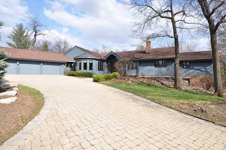 4 Tanglewood Ct Hawthorn Woods, IL 60047