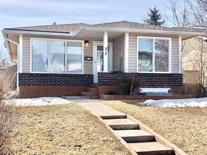 23 Shawmeadows Crescent SW Calgary, AB T2Y 1A8