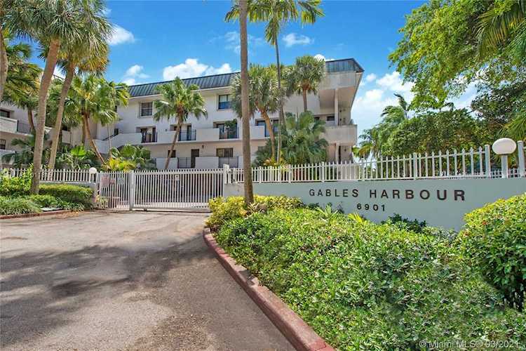 6901 Edgewater Dr #324 Coral Gables, FL 33133