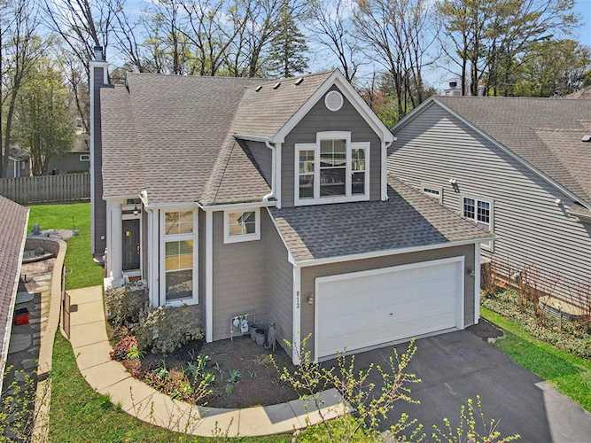 812 Viewpointe Dr St. Charles, IL 60174