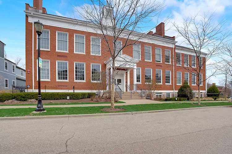 154 School St #103 Libertyville, IL 60048