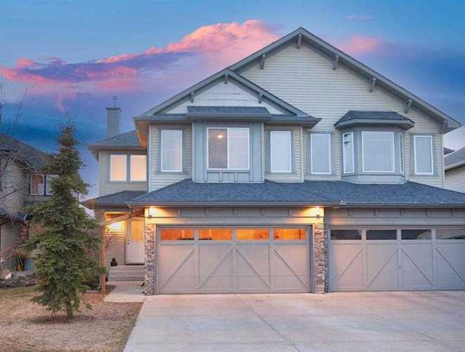 17 Cougarstone Place SW Calgary, AB T3H 4W8