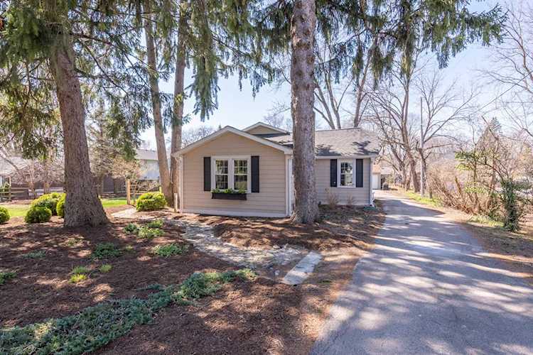 408 E Side Dr Geneva, IL 60134