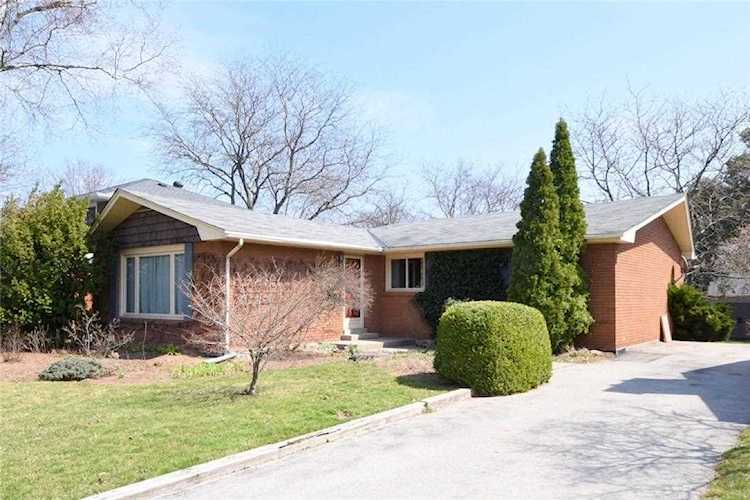 389 Beechwood Crescent Burlington, ON L7L3P7