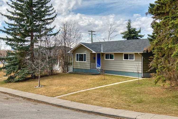11 Calandar Rd NW Calgary, AB T2L 0P5