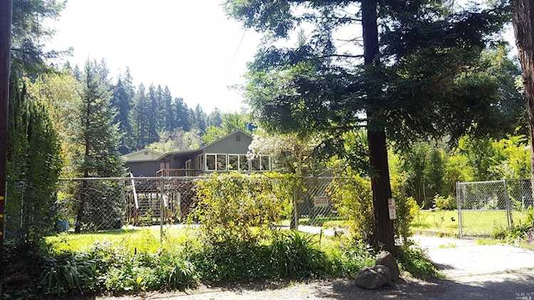 10585 River Drive Forestville, CA 95436