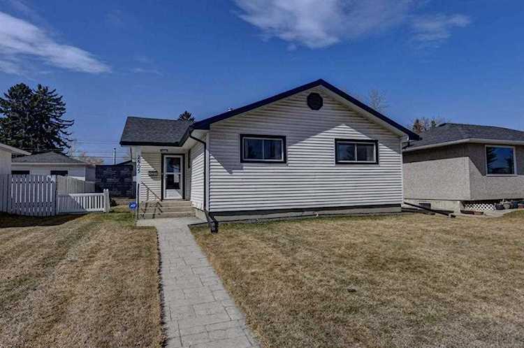 2605 45 St SE Calgary, AB T2B 1K3