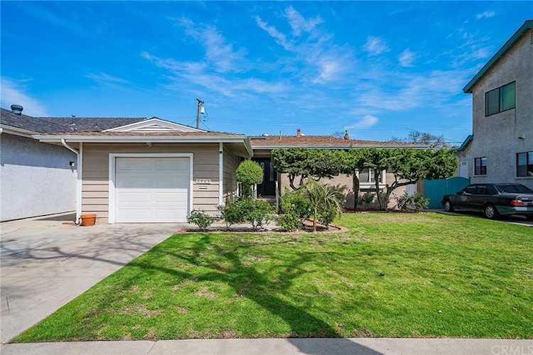 2902 Nipomo Avenue Long Beach, CA 90815