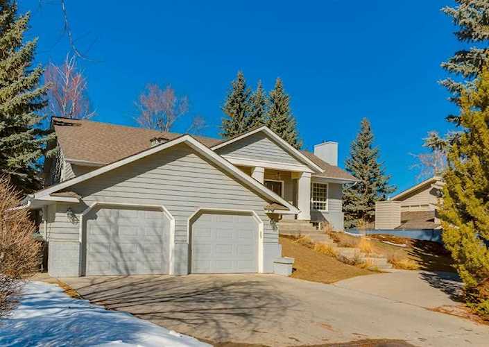 68 Pumpmeadow Crescent SW Calgary, AB T2V 5C6