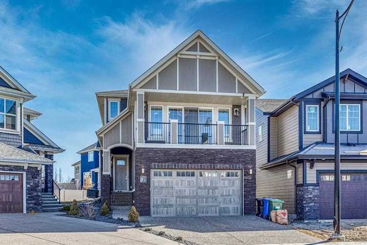 32 West Grove Place SW Calgary, AB T3H 1Z4