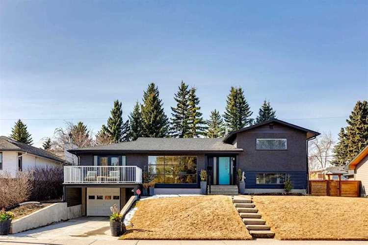 135 Wildwood Dr SW Calgary, AB T3C 3C7