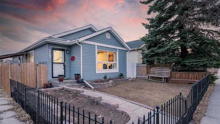 117 Erin Woods Blvd SE Calgary, AB T2B 2X6