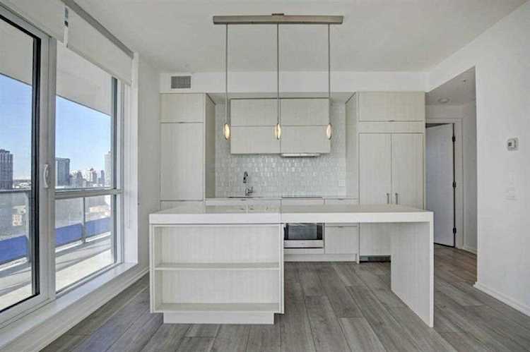 615 6 Ave SE #1304 Calgary, AB T2G 1S2