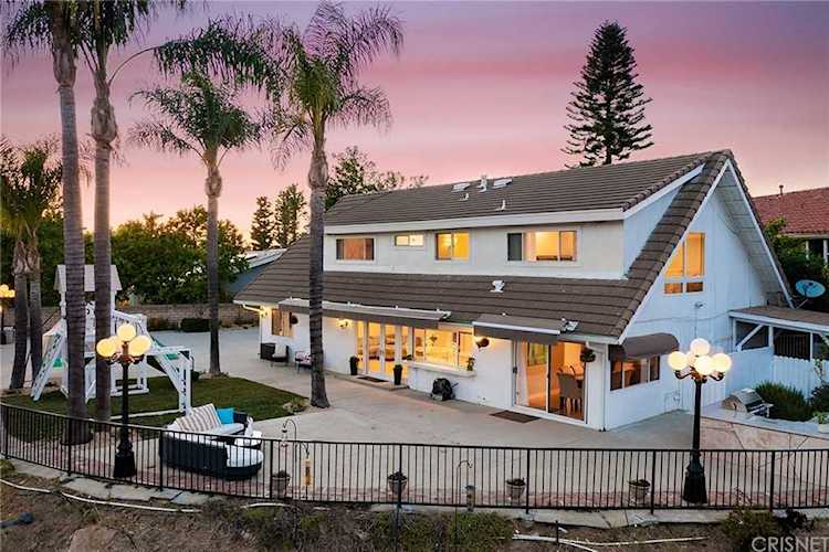 19130 Menard Place Tarzana, CA 91356