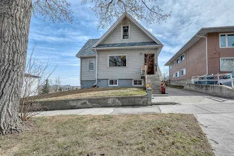 1126 Bellevue Ave SE Calgary, AB T2G 4L1