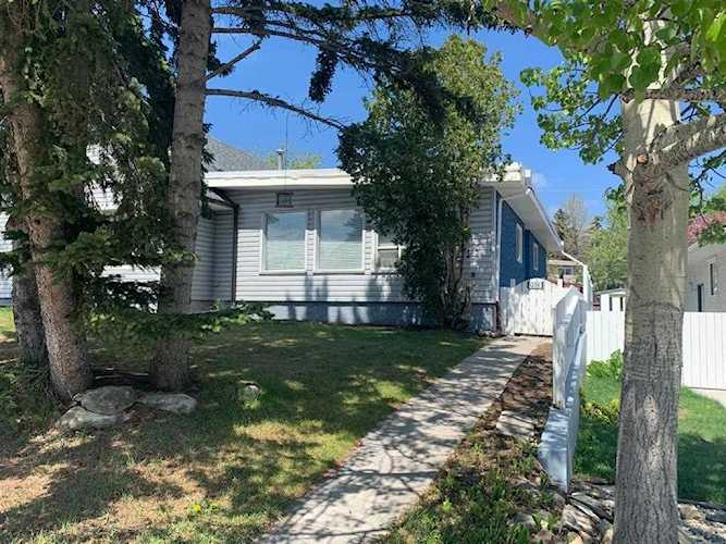 236 Avonburn Rd SE Calgary, AB T2H 1N8