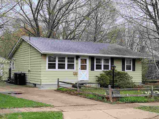1204 Maple Ct Janesville, WI 53548