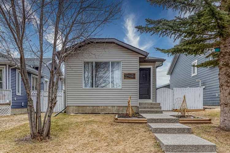 117 Taradale Dr NE Calgary, AB T3J 2R7