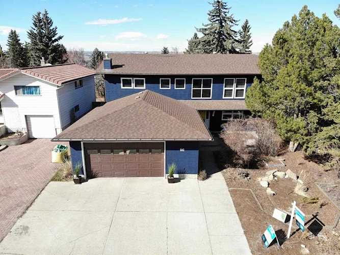 96 Woodlark Dr SW Calgary, AB T3C 3H5
