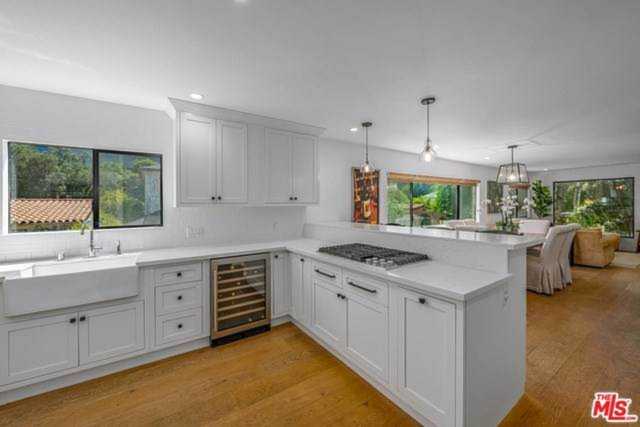 343 N Skyewiay Rd Los Angeles, CA 90049