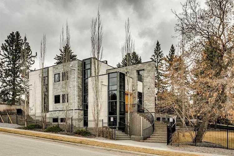 1432 Premier Way SW Calgary, AB T2T 1L9