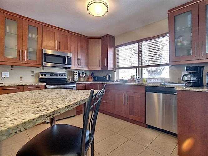 3352 Barr Rd NW Calgary, AB T2L 1M8