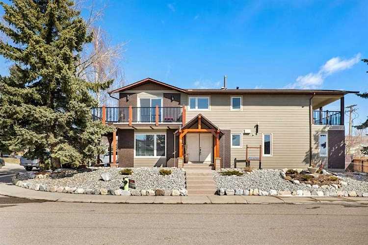 71 Hawkwood Way NW Calgary, AB T3G 1X2