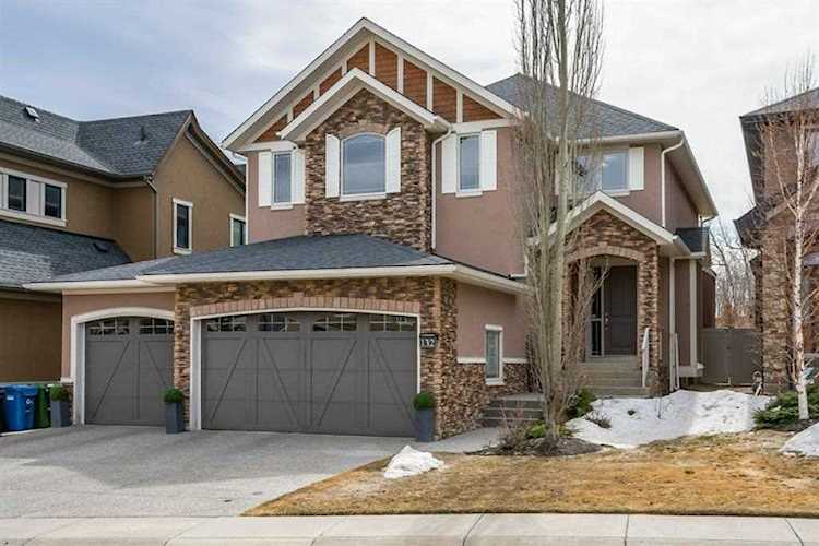 132 Aspen Cliff Close SW Calgary, AB T3H 4A8