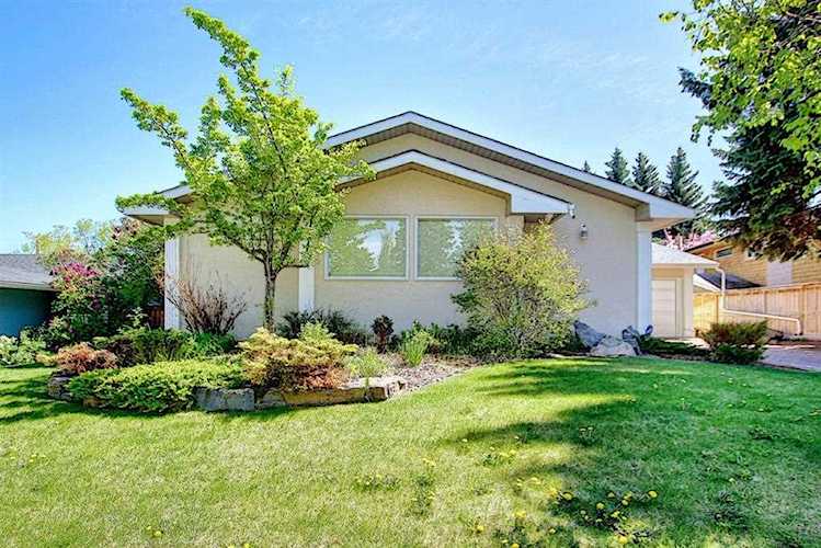 382 Wildwood Dr SW Calgary, AB T3C 3E6
