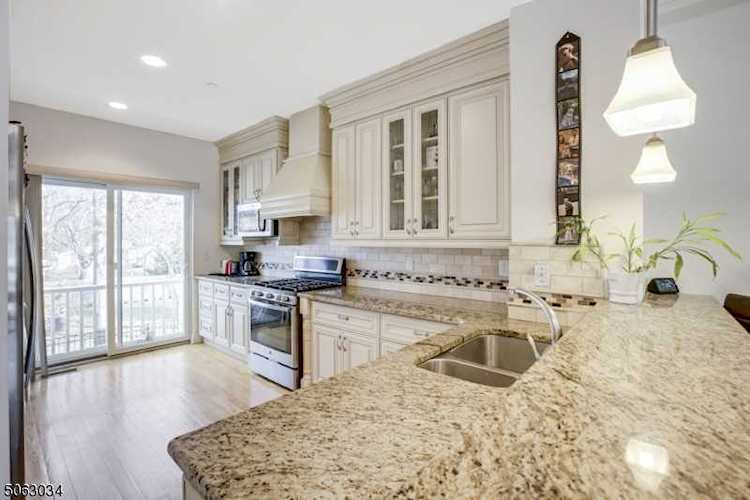 1 Riverbend Ct New Providence Boro, NJ 07974