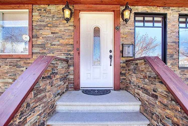11 Meadowview Rd SW Calgary, AB T2V 1V9