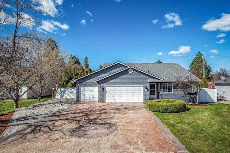 353 Cloverleaf Dr Hayden, ID 83835