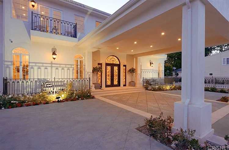 5159 Mecca Ave Tarzana, CA 91356
