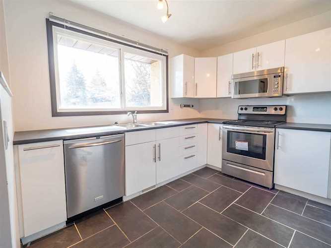1732 37 Street Edmonton, AB T6L 2R7