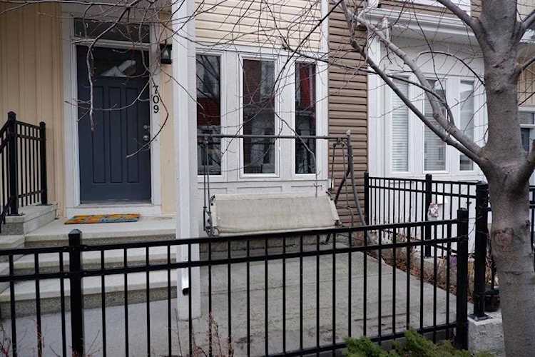 709 Auburn Bay Square SE Calgary, AB T3M 0E9