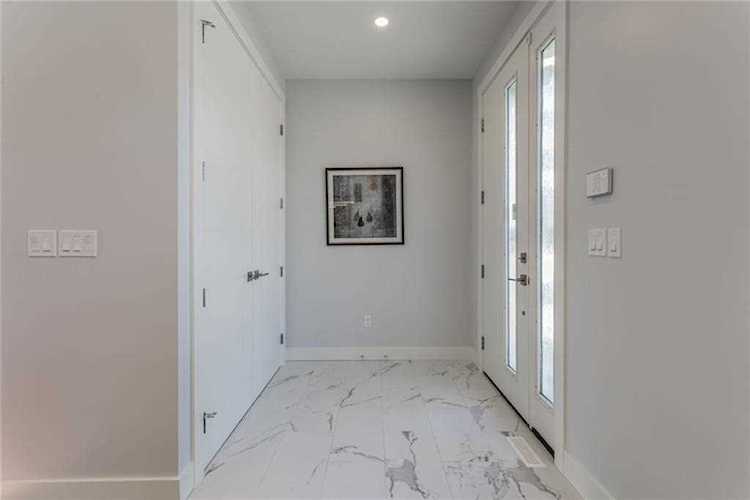 2212 34 St SW Calgary, AB T3E 2W3