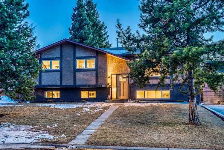 119 Brookgreen Dr SW Calgary, AB T2W 2W4
