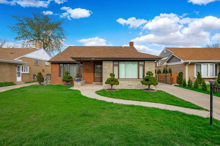 6561 N Crawford Ave Lincolnwood, IL 60712