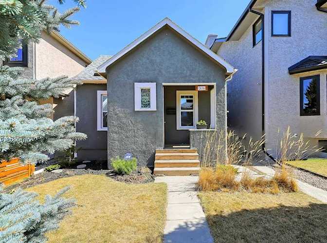 2636 26 St SW Calgary, AB T3E 2A9