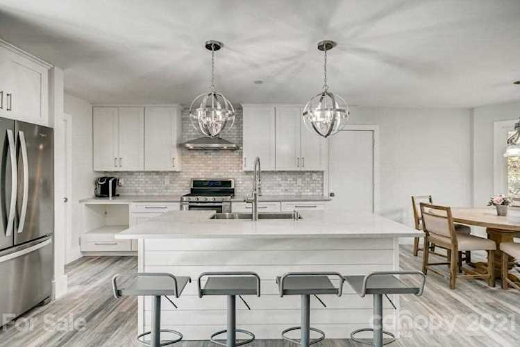 2226 Chestnut Ln Matthews, NC 28104